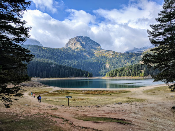 שמורת הדורמיטור במונטנגרו ובמרכזה האגם השחור. טיול בשמורה מתחיל בתצפית על קניון הטרה המרשים וממשיך לטיול הליכה מסביב לאגמים האלפינים בשמורה, דרגת קושי: קלה-בינונית, אורך 4 ק"מ | צילום: עומר זיו