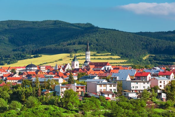 העיירה לבוצ'ה מוקפת בתפאורה פסטורלית של גבעות, יערות וכרי מרעה