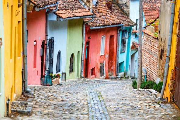 רחוב מרוצף אבן עם בתים צבעוניים בסיגישוארה