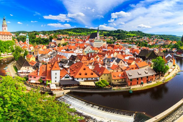 הנהר, הטירה והבתים העתיקים עם גגות אדומים תורמים לקסמה המיוחד של צ'סקי קרומלוב