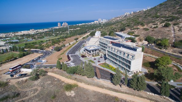 מאכסניית אנ"א חיפה נשקף נוף של הר הכרמל ושל הים 