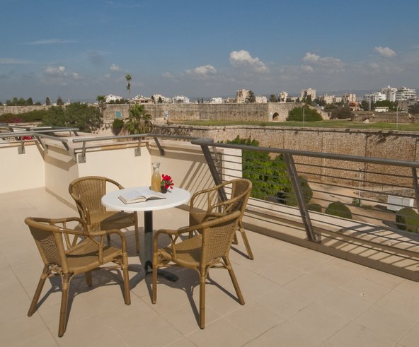 מרפסת הגג של אכסניית אנ"א עכו היא מקום נהדר לשבת בנחת ולהשקיף על הנוף