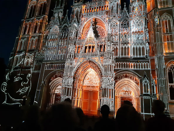 שווה לחכות ללילה: המופע האורקולי על חזית הקתדרלה של רואן