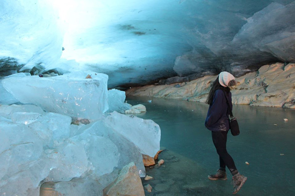 מערת הקרח בטרק הקרחון הדרומי. רצפת המערה היא לגונה קפואה