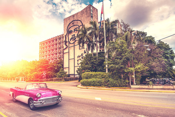 שניים מסמליה של קובה: מכוניות אמריקאיות משנות החמישים וצ'ה גווארה