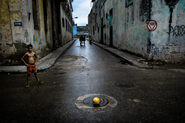 כמה מטרים מאתרי התיירות הפופולריים מסתתרת קובה האותנטית | צילום: פליקס לופה