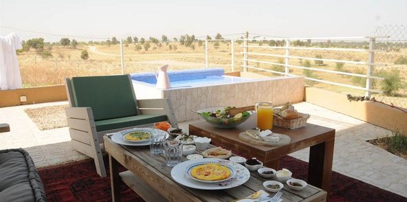 ארוחת בוקר מול נופי המדבר בעינות בר