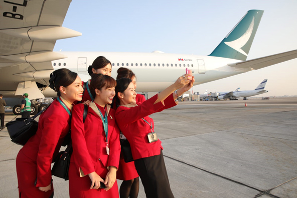 דיילות של קתאי בסלפי עם האיירבוס A350-1000, המטוס החדיש ביותר שנחת בישראל