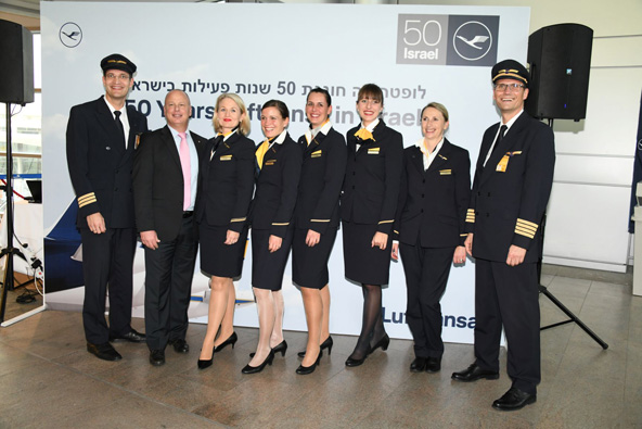 עופר קיש, מנכ"ל קבוצת לופטהנזה ישראל (שני משמאל) עם צוות אוויר של לופטהנזה | צילום: יאיר שגיא