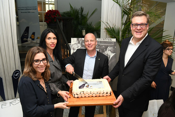 חוגגים 50 עם עוגת יום הולדת (מימין לשמאל) בוריס אוגורסקי, עופר קיש, אפרת דורון ויפעת זלינגר | צילום: יאיר שגיא