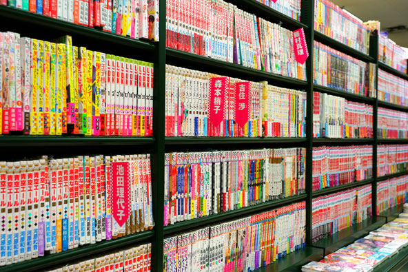 את הפופולריות של המנגה ברחבי העולם אפשר לראות, בין השאר, בחנויות המוכרות חוברות מנגה, כמו זאת באדג'ווטר, ניו ג'רזי