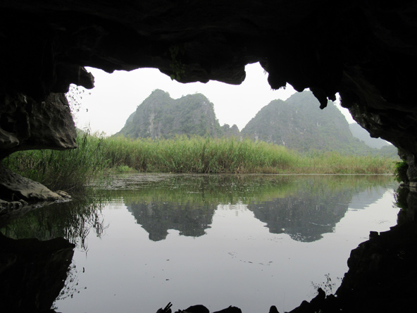 מבט ממערה בשמורת ואן לונג אל הנוף מסביב