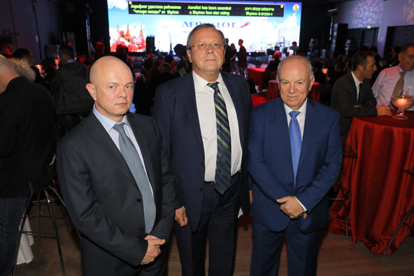 חוגגים שמונה שנות פעילות בישראל: ליאוניד דושטין ראש אגף ביקורת ומבקר חברת איירופלוט, אנטולי ויקטורוב שגריר רוסיה, אפרים פורטיס מנכ"ל אופן סקיי