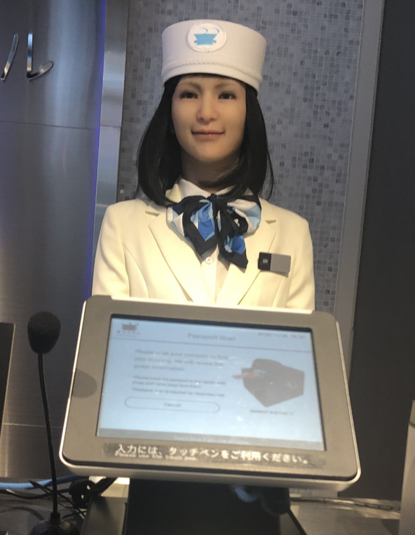 פקידת קבלה רובוטית במלון הננה בטוקיו | צילום: עמי בן בסט