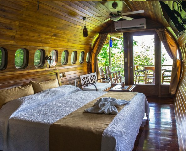 הסוויטה במטוס - חיפוי מעץ טיק, רהיטים מעוצבים ונוף לג'ונגל