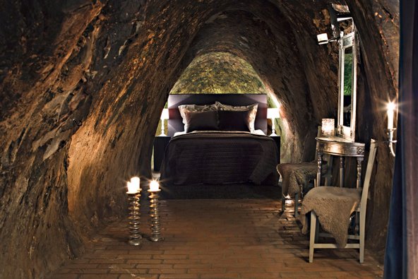 עמוק באדמה: חדר אפלולי וצונן ב-Sala Silvermine | צילום Maria Andersson, באדיבות Sala Silvermine