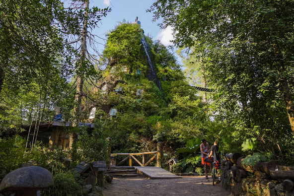 הסוואה מושלמת: אם תסתכלו טוב, תגלו את מלון Montana Magica בין העצים מסביב