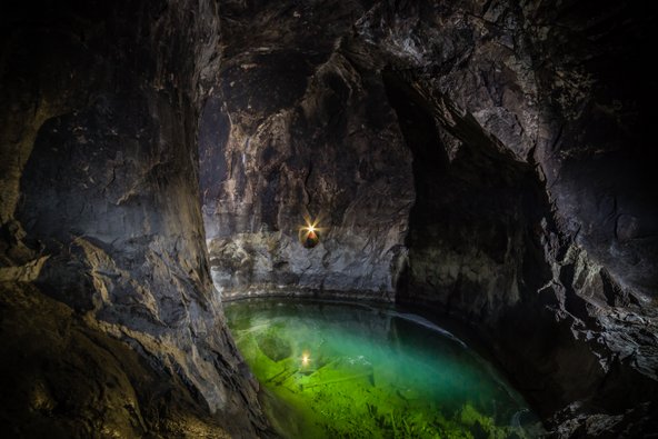 אגם תת קרקעי בדרך לחדר ב-Sala Silvermine | צילום: Lars Olsson, באדיבות Sala Silvermine