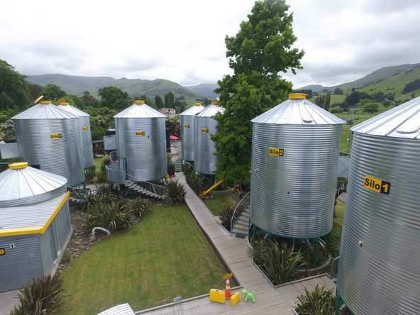 Silo Stay. בתוך כל ממגורה מסתתר חדר מלון מודרני