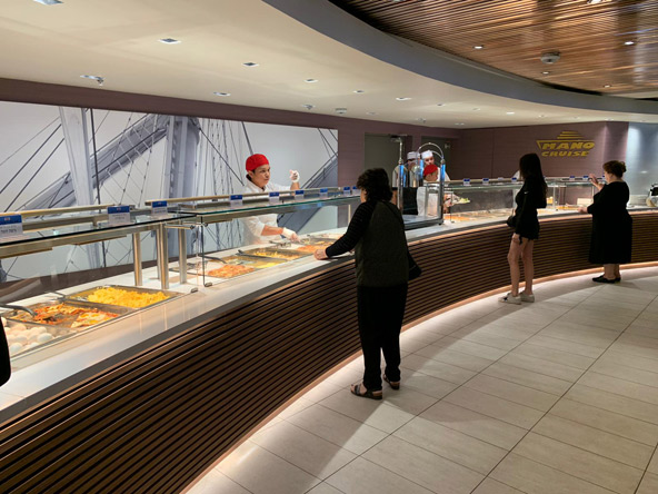 מזנונים עמוסים בכל טוב בקראון איריס