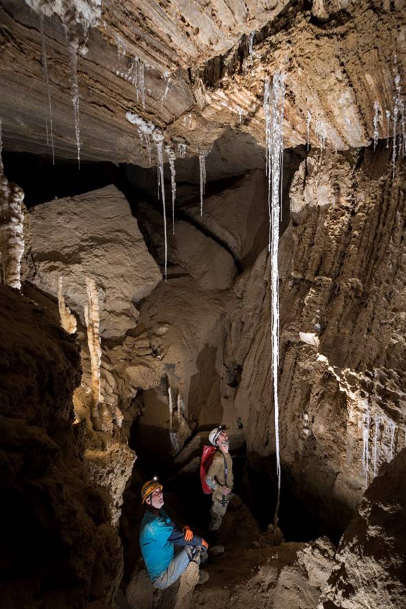 נטיפים זקיפים ועמודי מלח באגפה הדרומי של המערה | צילום: אפרים כהן
