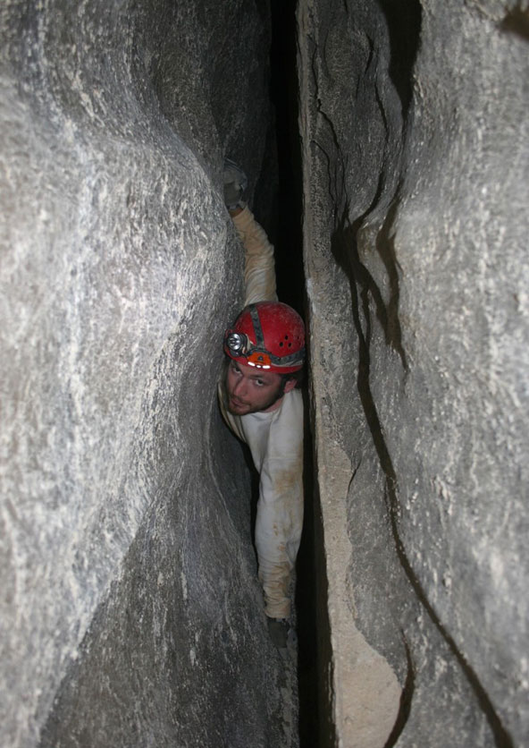 מחילת הסנדוויץ', הארוכה והפעילה ביותר מבין סעיפי המערה | צילום בועז לנגפורד