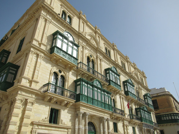 ממראות ולטה: מהים וברחובות העיר. אנשים חיים, עובדים ומבלים בלב כל היופי הזה