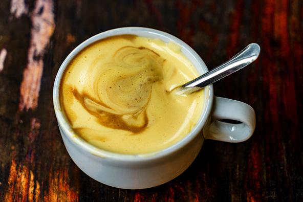 קפה ביצה אולי נראה כמו קפה הפוך, אבל הקצף הוא למעשה חלבון מוקצף