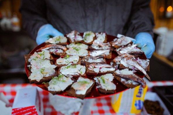 כריכים של דג הרינג, מאכל מקומי פופולרי | צילום: Eetu Ahanen, Helsinki Marketing