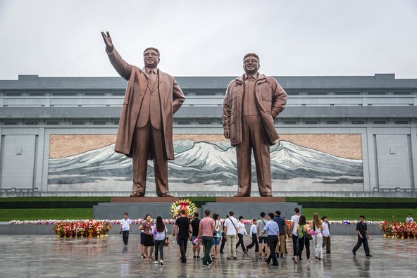 פסלי הברונזה של "אבות האומה": קים איל סונג וקים ג'ונג איל 