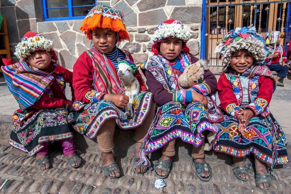 ילדות בלבוש מסורתי בשוק של פיסאק | צילום: Thomas Wyness / Shutterstock.com