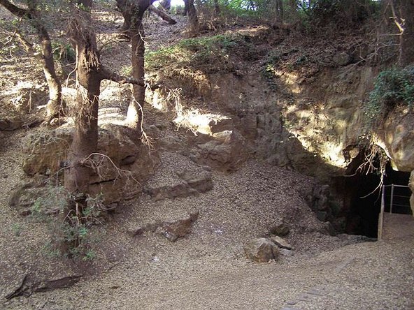 הכניסה למערת פער