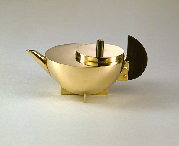 קנקן תה משנת 1924. בתערוכה מוצגים פריטים רבים, חלקם הגדול נחשפים לראשונה לציבור | Bauhaus-Archiv Berlin, Photo: Gunter Lepkowski © VG Bild-Kunst Bonn