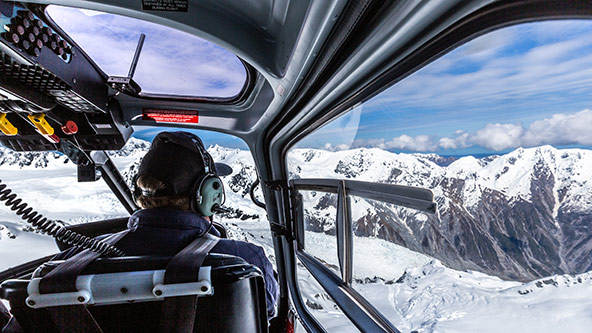 טיסה מעל מאונט קוק והקרחונים ונחיתה בשלג בפסגת מידלטון