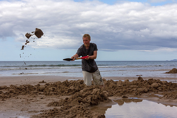 חופרים ונהנים מהמים החמים שמתחת לחול בהוט ווטר ביץ