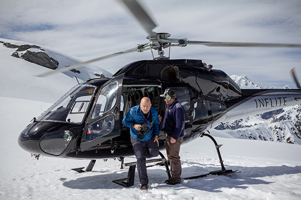 טיסה מעל מאונט קוק והקרחונים ונחיתה בשלג בפסגת מידלטון