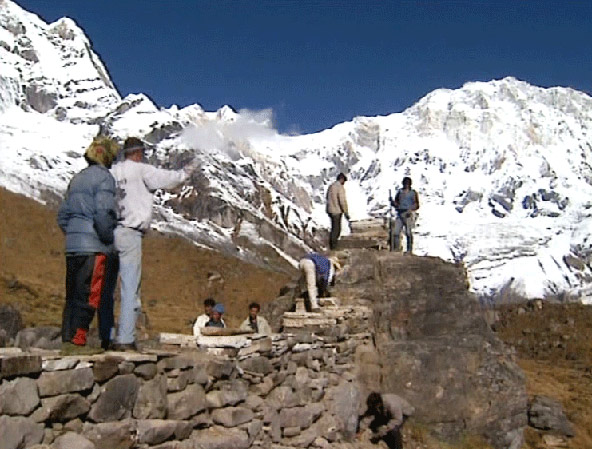 בסתיו 1996, עזרא אוריון חזר לנפאל כדי לשקם את הפסל בפעם האחרונה | צילומים: עופר הררי 