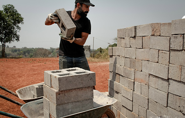 בניית בית ספר בקמרון. פלג עוסק בפרויקטי התנדבות שונים בעולם | צילום: פלג כהן 