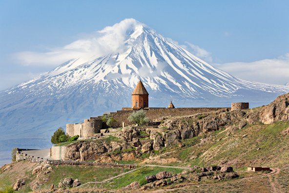 מנזר בארמניה, על רקע נופיו המושלגים של הר אררט | צילום: שאטרסטוק