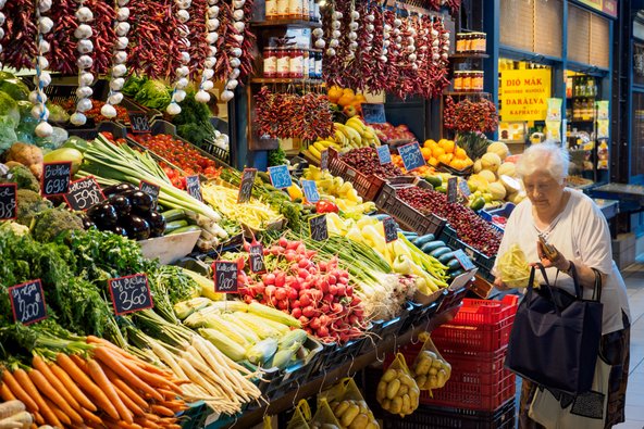 דוכן ירקות ב-Vásárcsarnok, שוק האוכל המקורה הגדול בבודפשט | צילום: Paolo Paradiso / Shutterstock.com