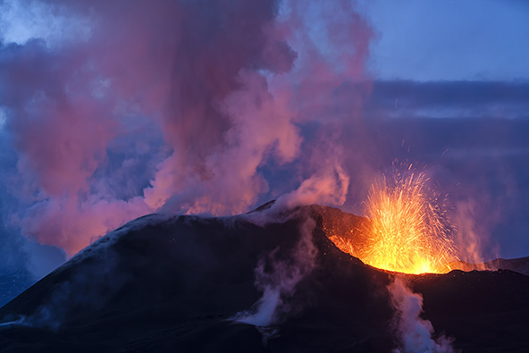 התפרצות של הר הגעש האיסלנדי Eyjafjallajökull | צילום: שאטרסטוק