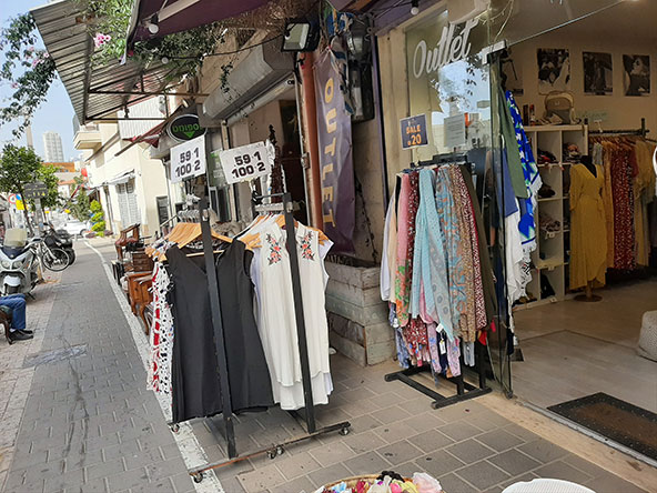 שוק הפשפשים. תמצאו כאן הכל מכל, כולל דברים שלא חשבתם שאתם צריכים...