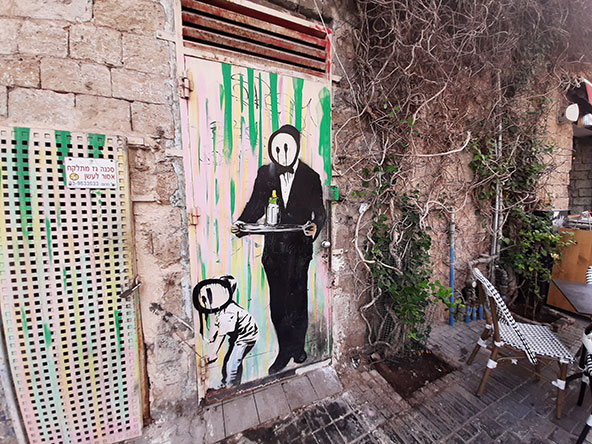 אמנות רחוב על קירות ודלתות בשוק הפשפשים ובאזור הנמל