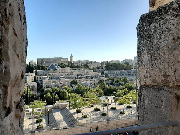 טיילת החומות: מבט על גגות העיר העתיקה (למעלה) ולעבר העיר החדשה. חוויה מיוחדת ומרתקת