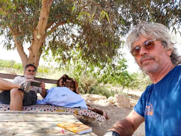 עם המדריך והאיכר והבשלן והיינן צור שיזף