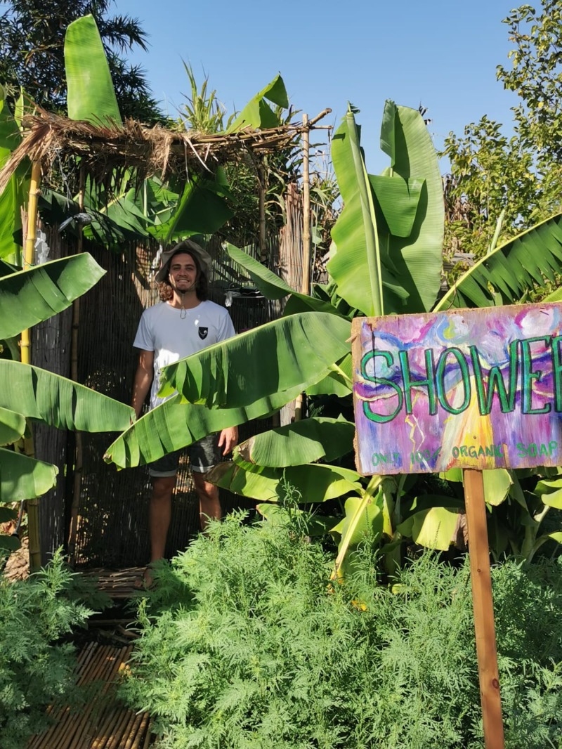 מקלחת שדה שעצי בננות בחזית שומרים בה על הפרטיות