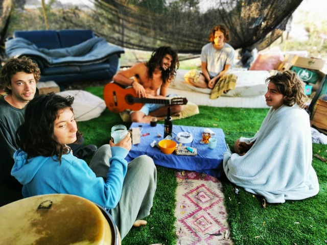 בשבע בבוקר קמו כולם למפגש סידור עבודה