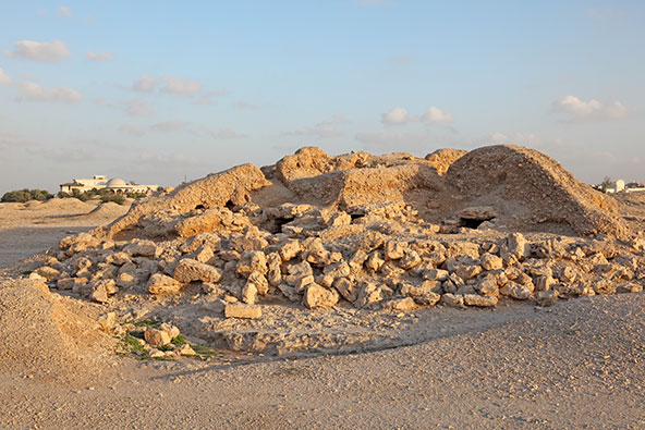 אתר קבורה של הדילמון. באזור יש אלפי תלוליות קבורה של התרבות העתיקה הזאת 