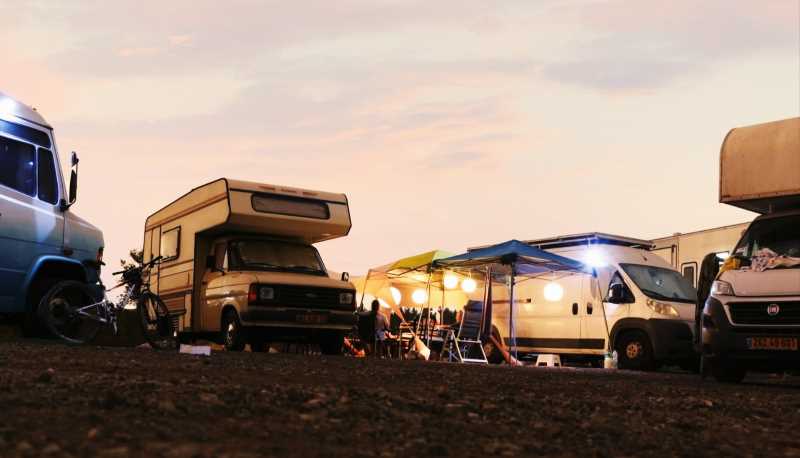 סביב היה צי של חמישה אוטוקרוואנים, קטנים כגדולים. צילום: עידן כהן