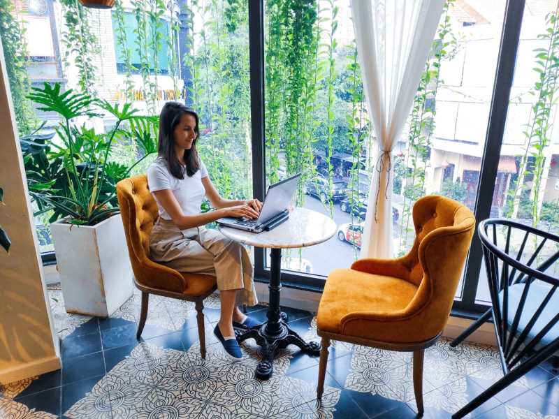 ככה נראה יום עבודה טיפוסי. מתלבשים ויוצאים עם הלפטופ לעבוד מאחד מבתי הקפה.